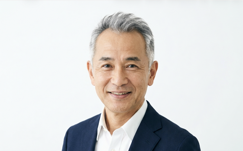 薄毛で生え際が後退しても短く整えれば清潔に見える白髪の60代男性の髪型